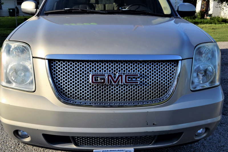 moto-OLLIERES-min_gmc-yukon-truck-grill-2828425